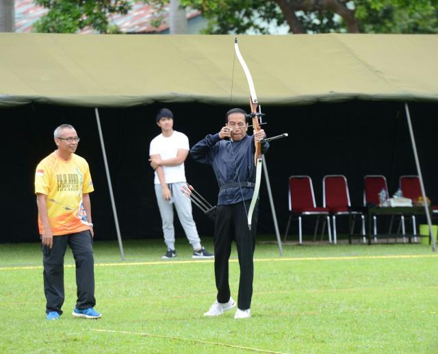 Presiden Jokowi Unjuk Gigi Dalam Kejuaraan Panahan 