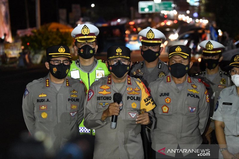 Kepala Korps Lalu Lintas (Kakorlantas) Polri Irjen Polisi Istiono memberikan keterangan saat pemantauan pos Operasi Ketupat 2021 di Gadog, Bogor, Jawa Barat, Jumat (14-5-2021). ANTARA/HO-Humas Kakorlantas