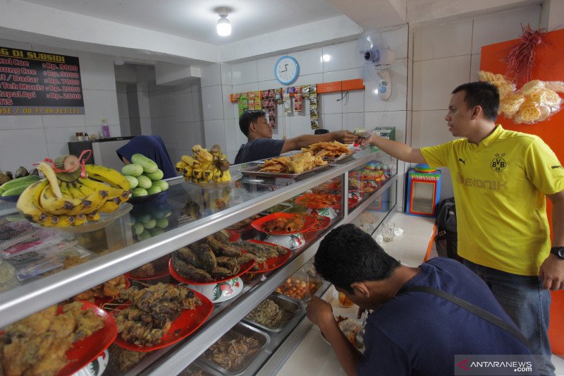 Pedagang melayani pembeli di Warteg Subsidi Bahari kawasan Jalan Fatmawati, Jakarta, Sabtu (28/3/2020). ANTARA FOTO/Reno Esnir/ama.