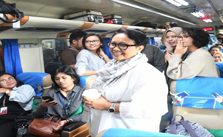 Menlu Retno bersama anak-anak muda