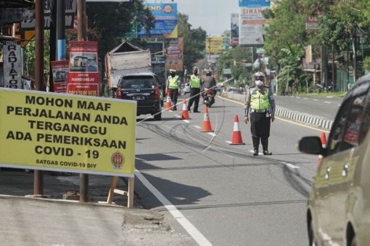 Polisi melakukan pengawasan kendaraan saat operasi pengawasan kendaraan di perbatasan Daerah Istimewa Yogyakarta (DIY) - Magelang, Jateng, Tempel, Sleman, DIY, Minggu (12/4/2020). Saat ini Pemda DIY melakukan pemeriksaan, pengawasan serta pendataan kendaraan ber plat nomor luar DIY yang masuk ke DIY guna mengantisipasi penyebaran COVID-19. ANTARA FOTO/Andreas Fitri Atmoko/foc.