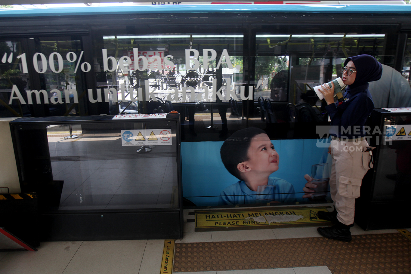 Petugas berjaga saat Bus Transjakarta berhenti di Kawasan Halte CSW, Jakarta Selatan, Rabu (29/10/2025).