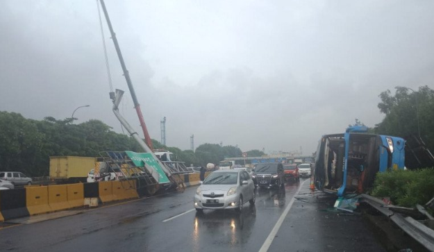 Supir Ngantuk, Bus Damri Kecelakaan di Tol Sedyatmo