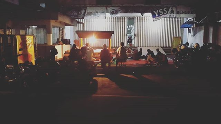 Angkringan biasanya buka dari sore hingga dini hari. (Instagram/angkringan99_nggalek)