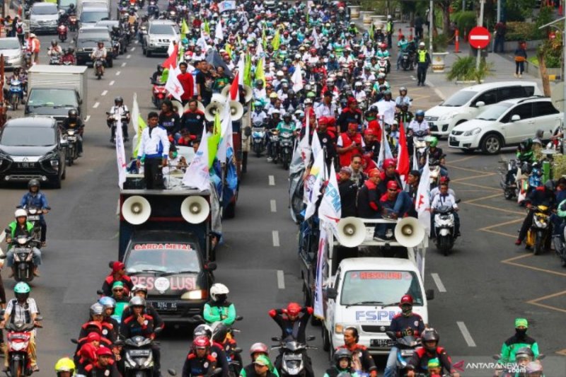 Ratusan buruh yang akan berunjuk rasa di DPRD Jawa timur melintas di Jalan Embong Malang, Surabaya, Jawa Timur, Senin (20/1/2020). (ANTARA Jatim/Didik Suhartono/ZK)