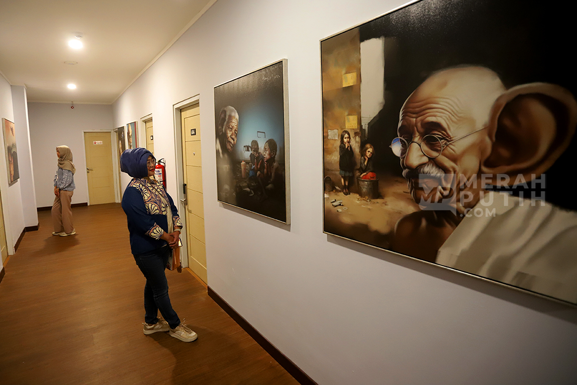 Melihat Pameran Seni Lukisan Artificial Intelligence (AI) Karya Denny JA di Jakarta