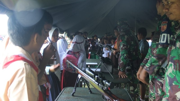 Ratusan siswa di Malut memenuhi pameran alutsista dalam meramaikan HUT TNI ke-74 dan pembukaan TNI Manunggal Membangun Desa (TMMD) ke-106 (Antara/Abdul Fatah)