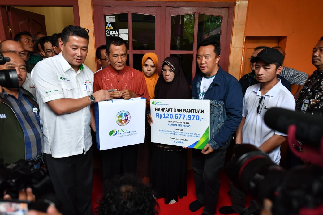 Menpora Bersama BPJS Ketenagakerjaan Serahkan Bantuan untuk Almarhum Ramon Setiyono