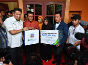 Menpora Bersama BPJS Ketenagakerjaan Serahkan Bantuan untuk Almarhum Ramon Setiyono