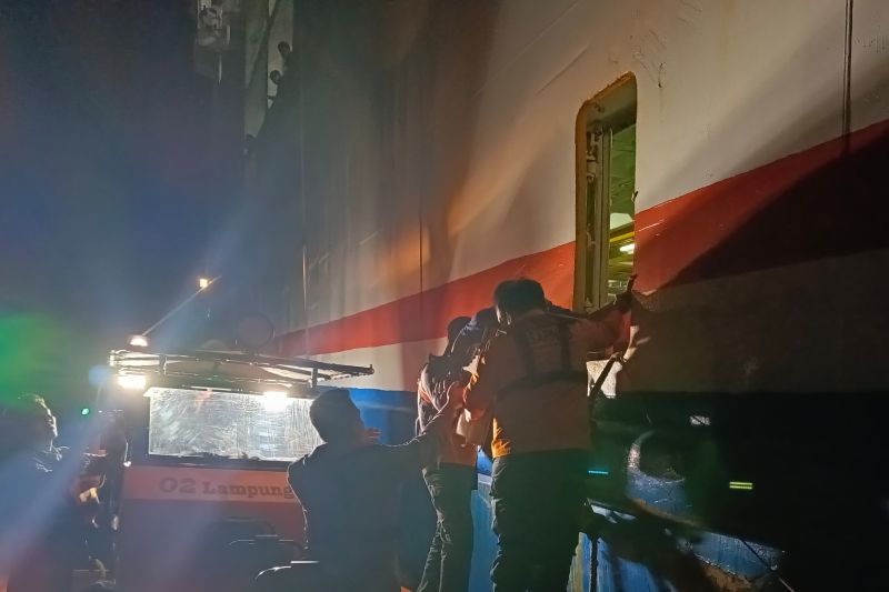 Kapal Jagantara Kandas di Perairan Bakauheni karena Cuaca Buruk, Tim SAR Evakuasi Penumpang