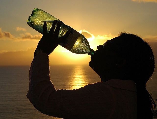 Haruskah Kita Minum Lebih Banyak Air saat Puasa Ramadan?