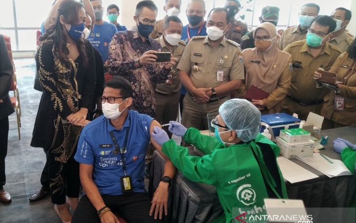 Sempat Terpapar Tahun Lalu, Menparekraf Sandiaga Uno Divaksin COVID-19