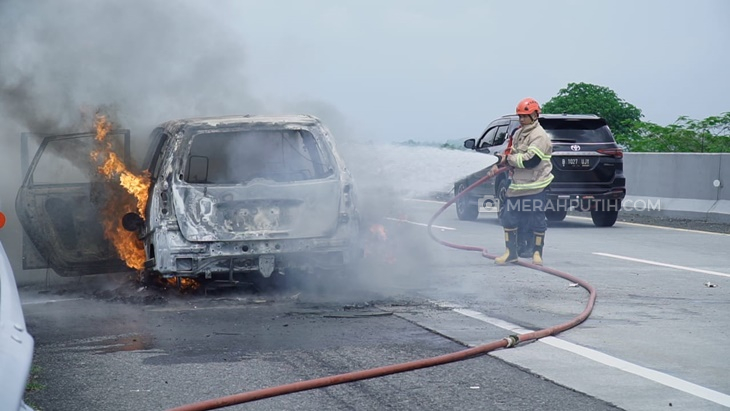 Mobil Terbakar di Tol Solo-Semarang, 4 Penumpang Selamat