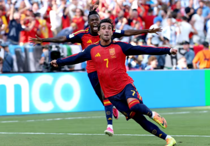 Ferran Torres Pamer Topi 'Make Spain Great Again' Saat Parade Juara, Gedung Putih Angkat Bicara