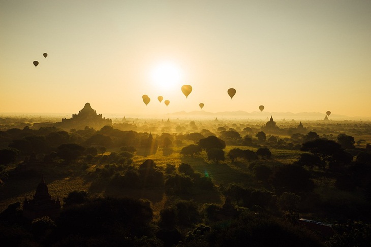 Balon-balon udara di atas kota tua Bagan. (Foto: Pixabay/judithscharnowski)