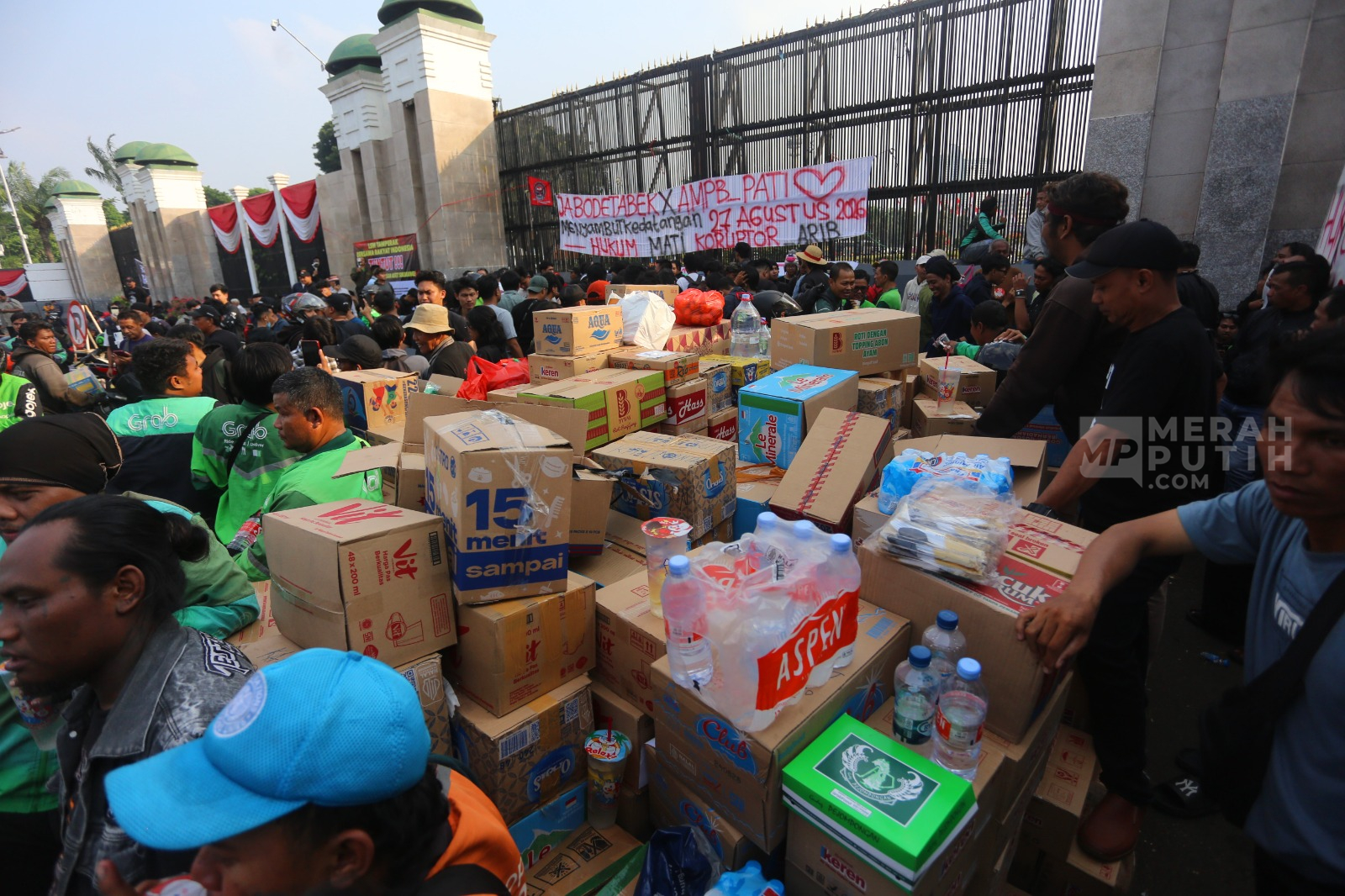 Mengintip Bantuan Warga di Depan Gedung DPR Jelang Aksi AMPB Pati Besok