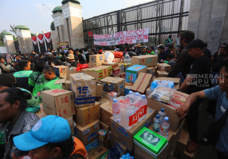 Mengintip Bantuan Warga di Depan Gedung DPR Jelang Aksi AMPB Pati Besok