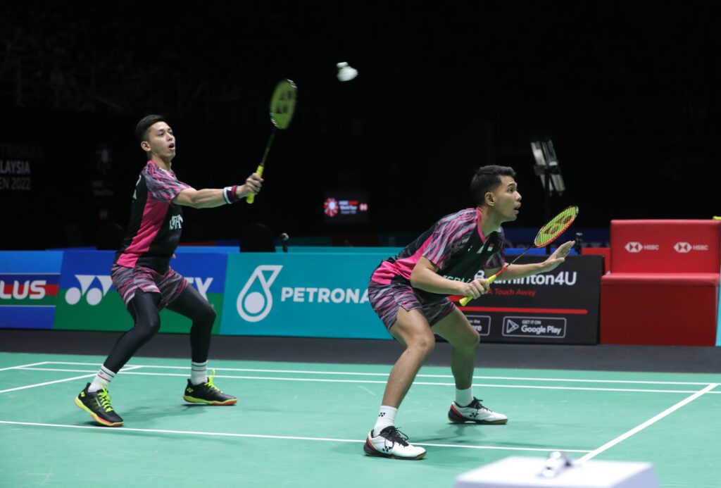 Ganda putra Indonesia Fajar Alfian/Muhammad Rian Ardianto lolos ke final Malaysia Open 2022 setelah mengalahkan pasangan tuan rumah Goh Sze Fei/Nur Izzuddin. Pasangan dengan akronim Fajri itu 21-14 dan 21-12 di Axiata Arena, Kuala Lumpur, Sabtu (2/7) malam WIB. Foto: PBSI