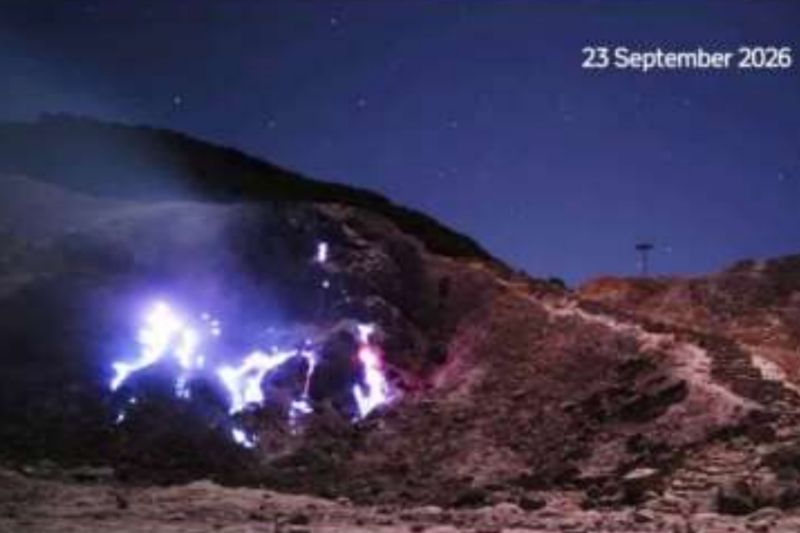 Ada Fenomena Blue Fire di Gunung Papandayan, Badan Geologi Ingatkan Ancaman Bahaya
