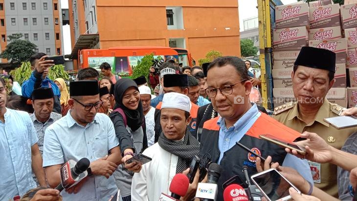 Gubernur Anies Baswedan saat memantau banjir. (Foto: MP/Asopih)