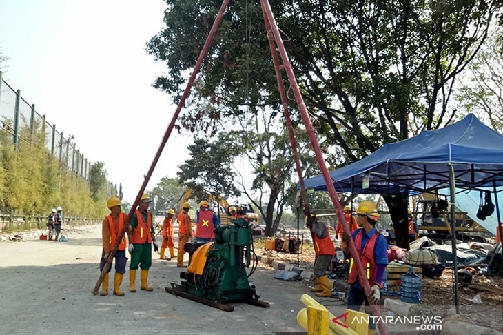 Sejumlah pekerja konstruksi ITF (Intermediate Treatment Facility) melakukan pengetesan tanah di Sunter, Jakarta Utara, Kamis (1/8/2019). ITF Sunter merupakan salah satu tempat pengolahan sampah dalam kota yang diproyeksikan menjadi energi listrik. (ANTARA/Livia Kristianti/aa)