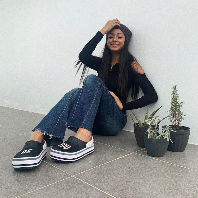 Black crocs. (Foto INSTAGRAM/YLONAGARCIA)