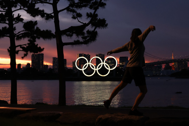 Kapal tongkang yang membawa Cincin Olimpiade menyebrangi Teluk Tokyo, di Tokyo, Jepang, Selasa (20/7/2021). ANTARA FOTO