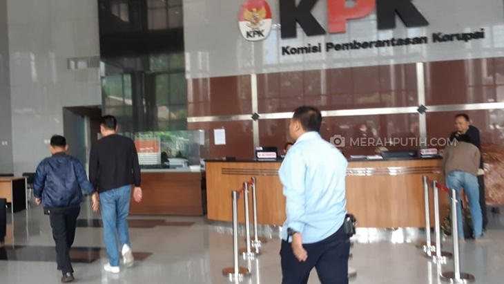 Anggota DPR (ke-2 dari kiri) yang diduga terkait suap impor bawang putih saat diamankan di KPK. (MP/Ponco Sulaksono)
