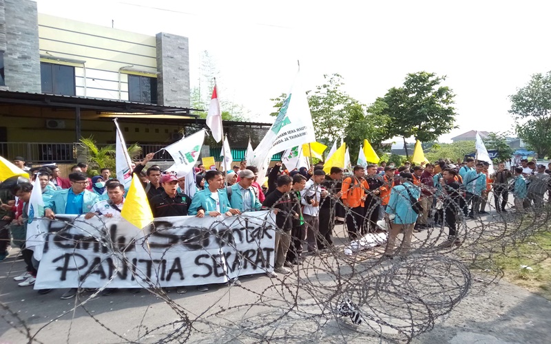 Aliansi BEM Surakarta menggelar unjuk rasa di Kantor KPU Solo Jawa Tengah