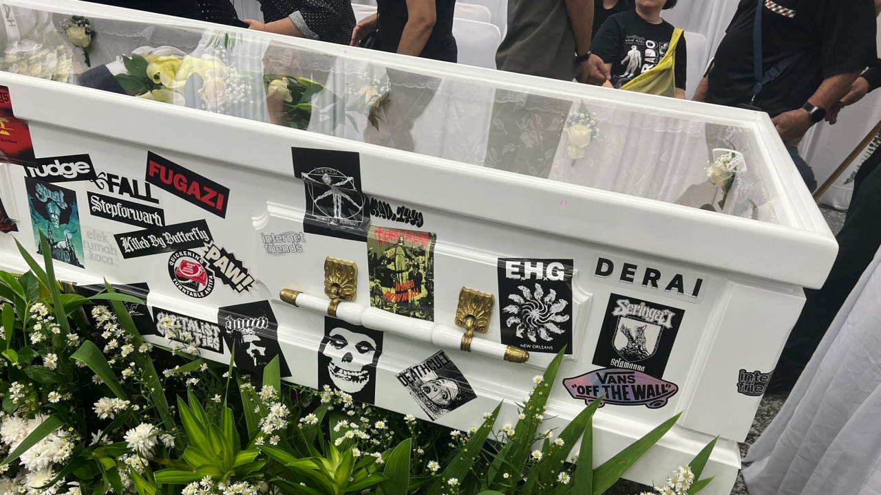 Dimakamkan Sabtu, Peti Mati Ricky Siahaan Dipenuhi Stiker Band Punk