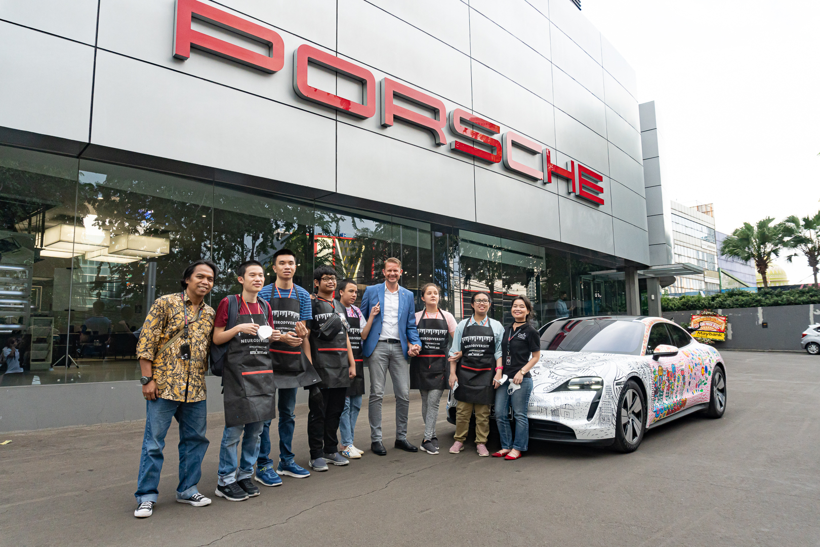 Porsche Indonesia Ajak Anak-anak Berekspresi Lewat Lukisan
