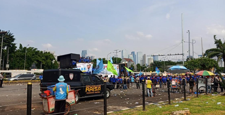 Puluhan Mahasiswa Nekat Terobos Barikade Buruh Kepung DPR