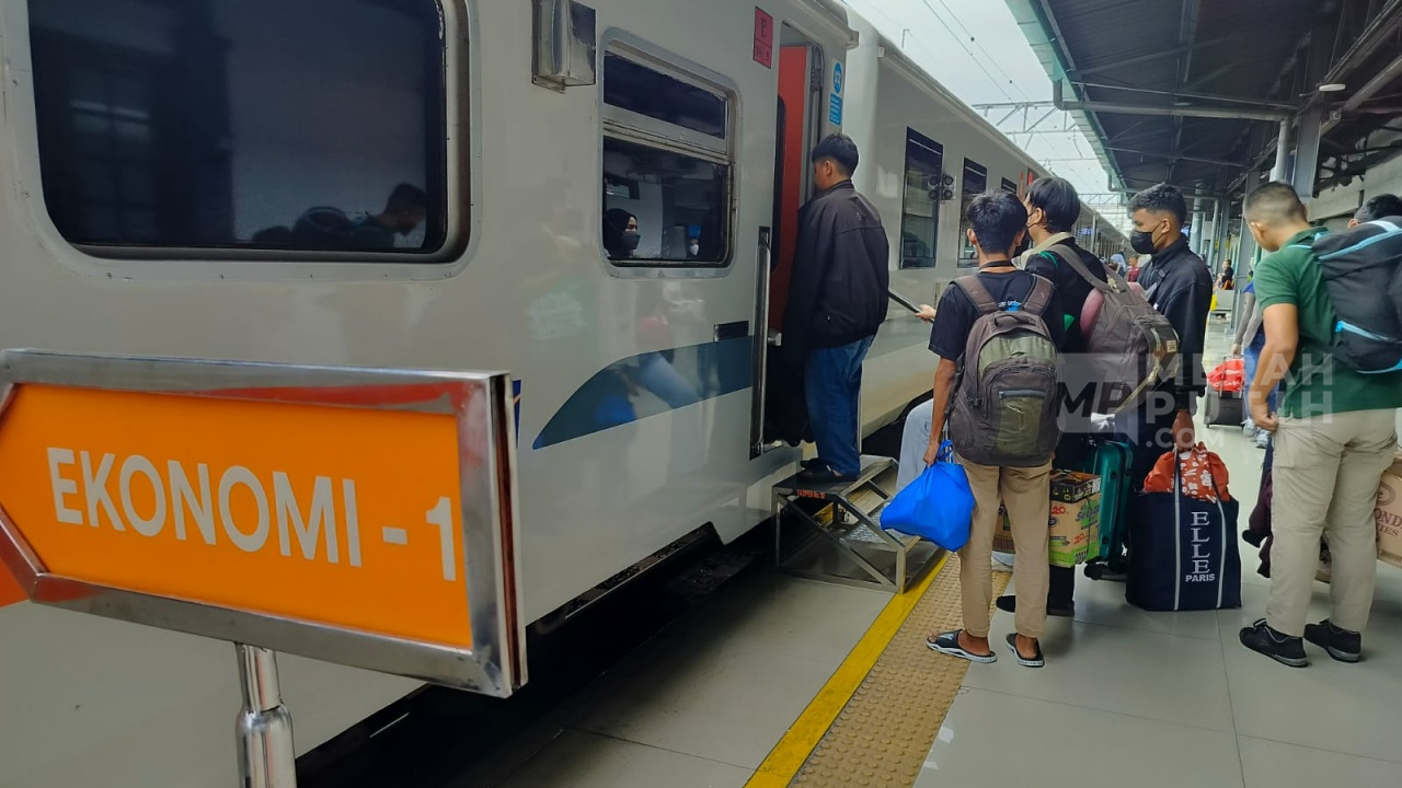 Selama Masa Angkutan Lebaran 2025, Ketepatan Waktu Kereta Api Belum Capai 100% On Time