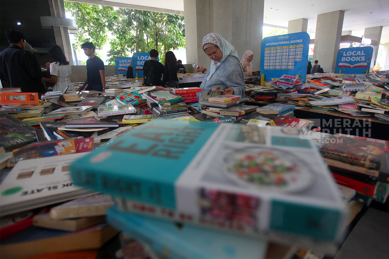 Warga Berburu Buku Murah dalam Ajang Festival Literasi Jakarta 2025 di Jakarta