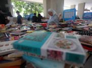 Warga Berburu Buku Murah dalam Ajang Festival Literasi Jakarta 2025 di Jakarta