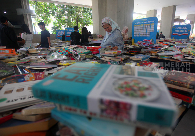 Warga Berburu Buku Murah dalam Ajang Festival Literasi Jakarta 2025 di Jakarta