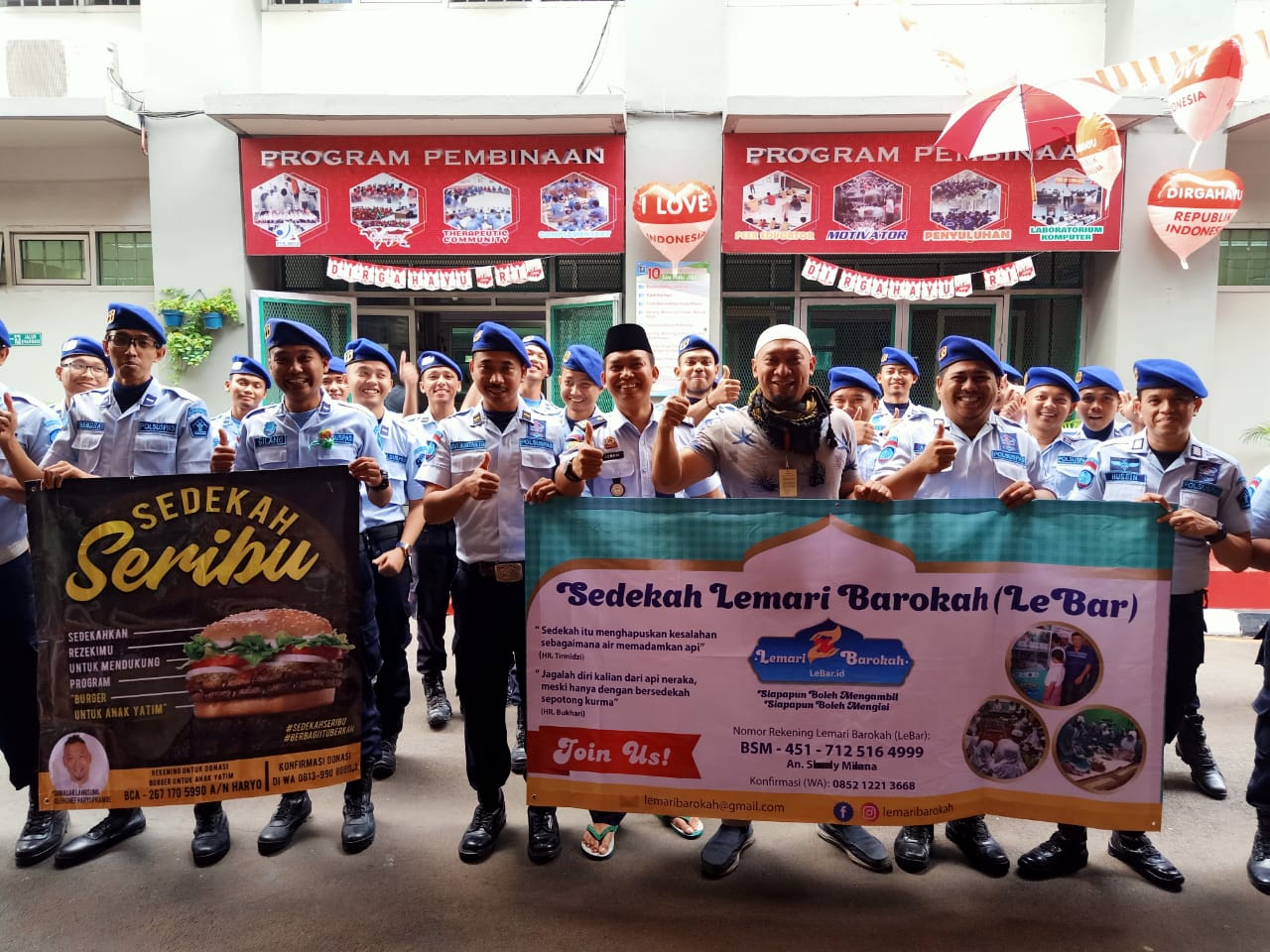Chef Haryo berfoto bersama petugas Lapas Cipinang (Sumber: Doc. Chef Haryo)