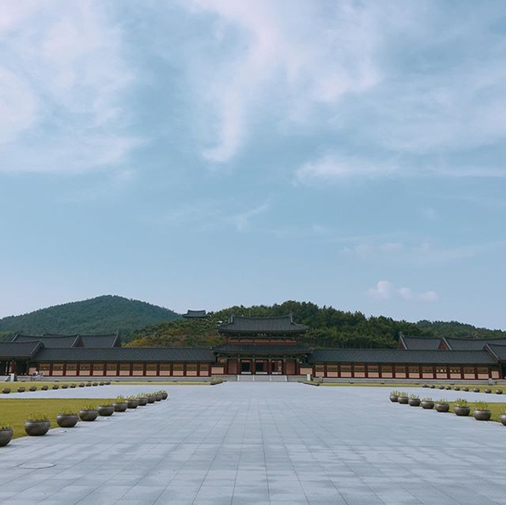 Bagian depan sebuah bangunan di Baekje Cultural Land dengan halam luas. (Foto: https://www.instagram.com/baekje_culturalland)