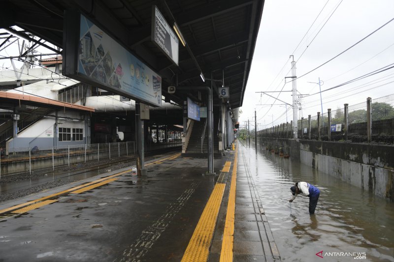 Sejumlah Rel KAI Daop 1 Jakarta Masih Terendam Banjir