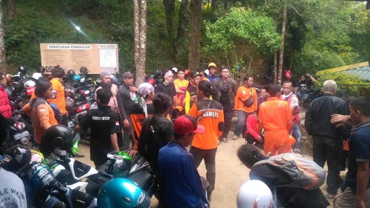 Tim SAR melakukan evakuasi pendaki Gunung Lawu asal Jakarta yang sesak napas, Minggu (17/10). (MP/Tim SAR Karanganyar)
