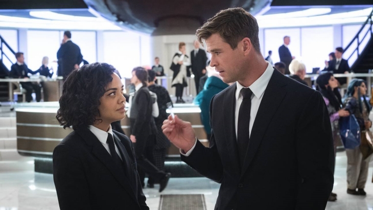 Tessa Thompson dan Chris Hemsworth (Sumber: Space.ca)
