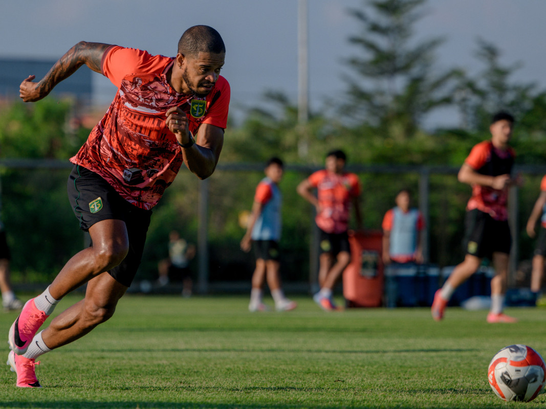 Alex Martins Tekankan Pentingnya Bangun Chemistry di Pramusim Persebaya Surabaya