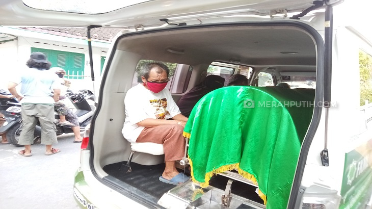 Jenazah terduga teroris Ikhsan Abdullah alias Muhamad Jihad Ikhsan (22) tiba di rumah duka di Desa Cemani, Kecamatan Grogol, Kabupaten Sukoharjo, Jawa Tengah, Minggu (12/7). (MP/Ismail)