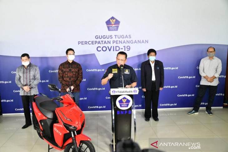 Ketua MPR RI Bambang Soesatyo memberikan keterangan pers terkait konser amal virtual "Berbagi Kasih Bersama Bimbo", di Graha BNPB, Jakarta, Jumat. (Istimewa)
