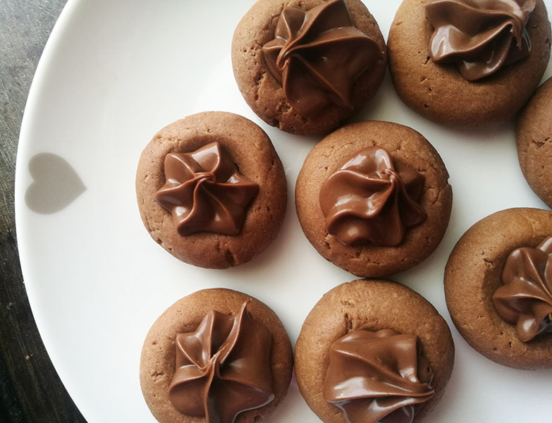 Berikan topping selai cokelat tambahan pada bagian yang gosong. (Foto thegardeningfoodie)