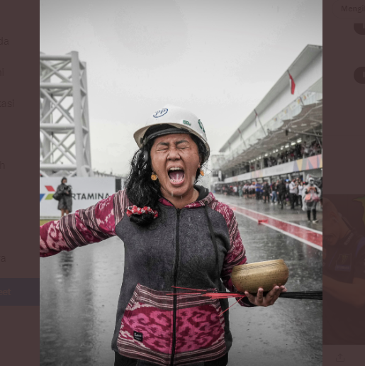 Pawang Hujan di Sirkuit Mandalika (Foto: Tangkapan layar di Akun Twitter @motoGP