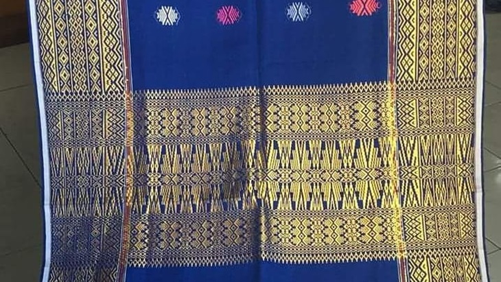 Salah satu contoh bentuk ulos warna biru. (Instagram/@medan_uisnipes)
