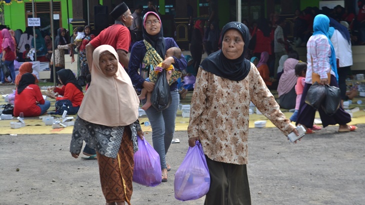 Cerita Lasiyem dan Sony Mendapat Sembako Serta Beasiswa di Desa Terong