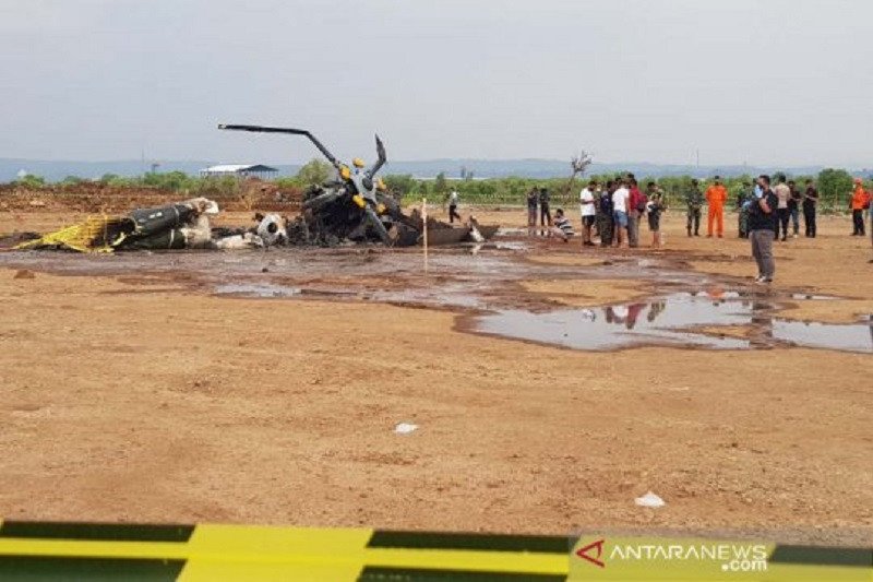 Bangkai helikopter yang jatuh di Kawasan Industri Kendal, Sabtu (6/6). (ANTARA/I.C.Senjaya)