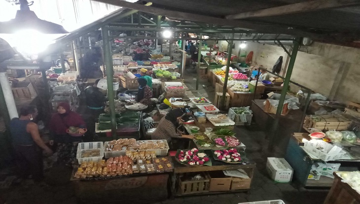 Pedagang berjualan di Pasar Tradisional Harjodaksino, Kecamatan Serengan, Solo, Jawa Tengah. (MP/Ismail)